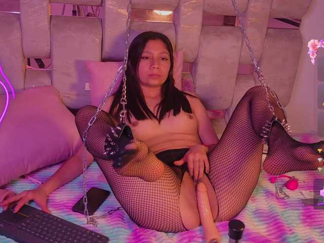 Emilyvalvet live cam on BongaCams
