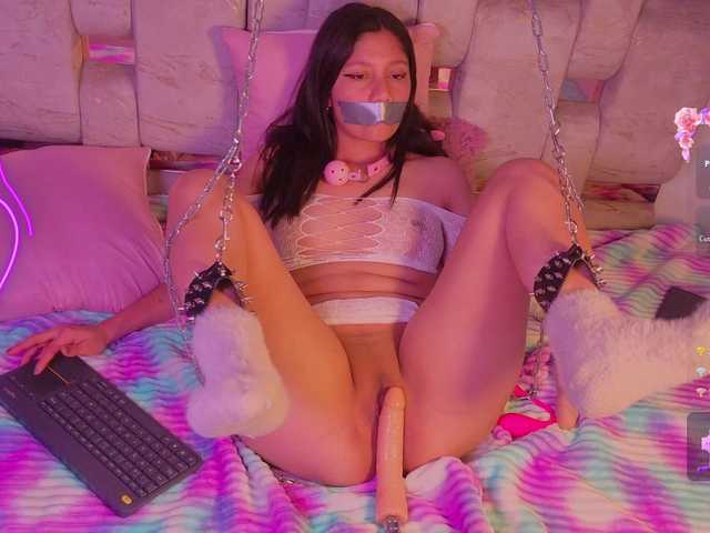 Emilyvalvet live cam on BongaCams