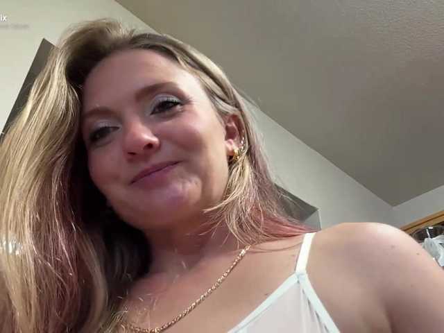 Energylovee live cam on BongaCams