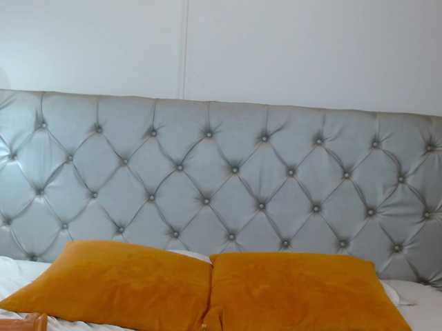 IsoldeVan live cam on BongaCams