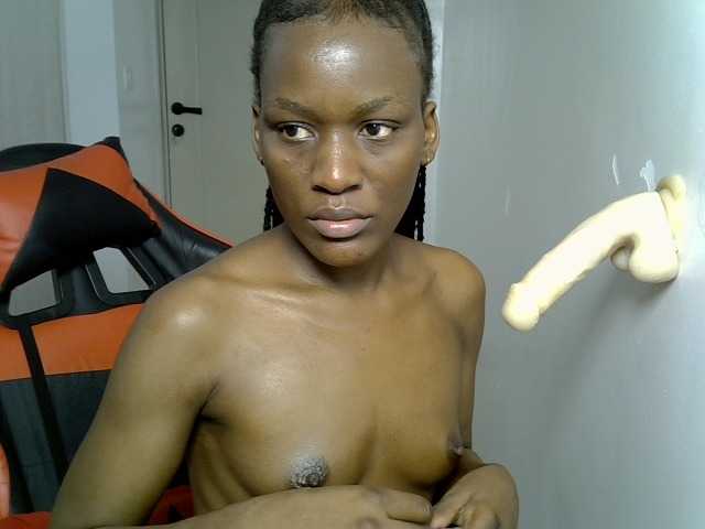 Dinah-6 live cam on BongaCams