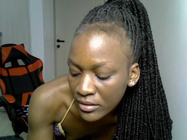 Dinah-6 live cam on BongaCams