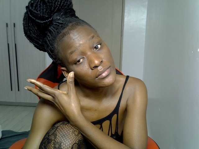 Dinah-6 live cam on BongaCams