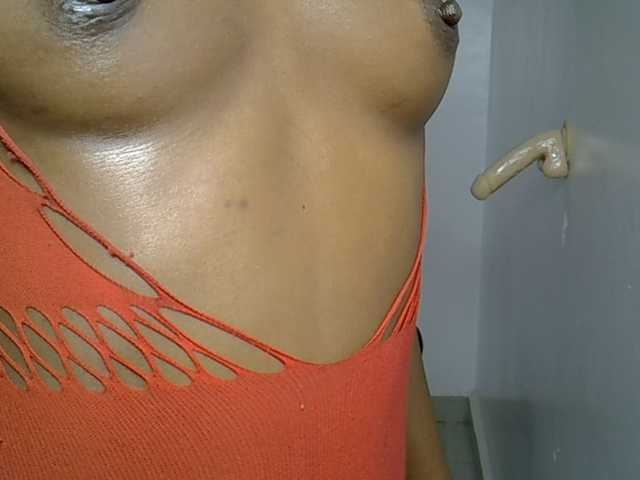 Dinah-6 live cam on BongaCams
