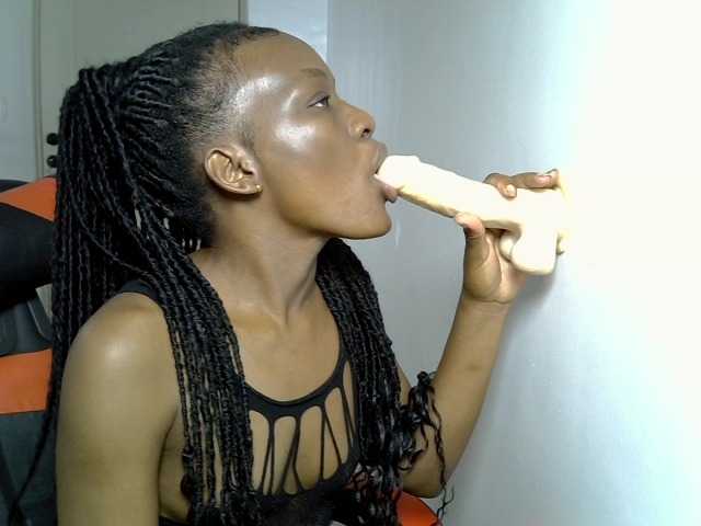 Dinah-6 live cam on BongaCams