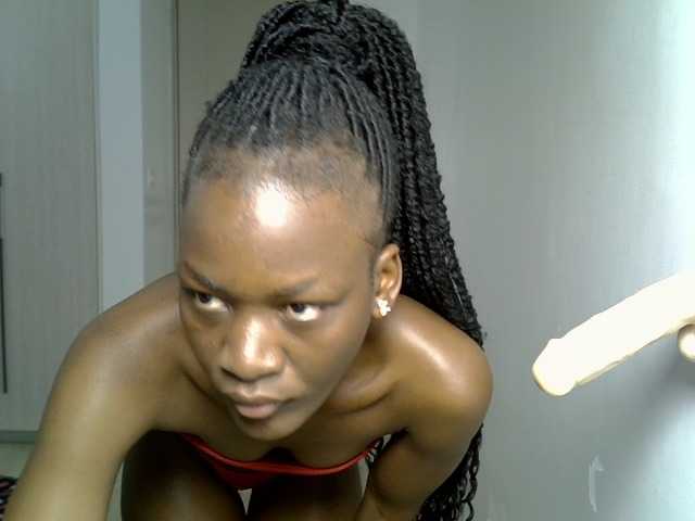 Dinah-6 live cam on BongaCams