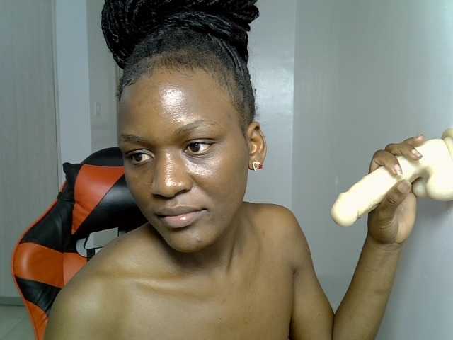 Dinah-6, en vivo ahora en BongaCams