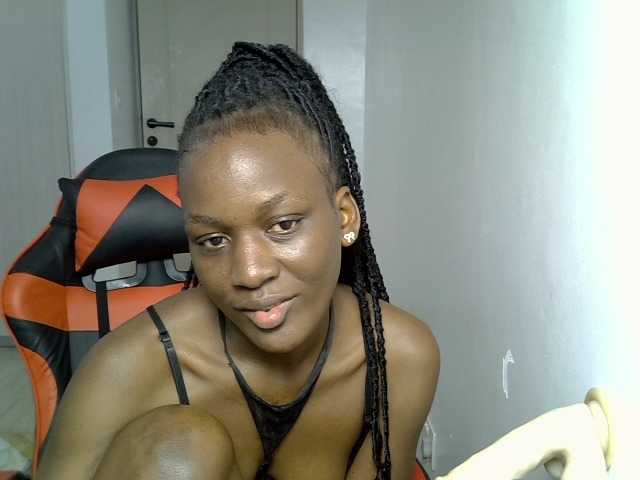 Dinah-6 live cam on BongaCams