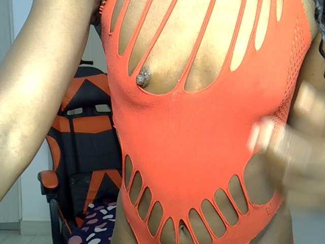 Dinah-6 live cam on BongaCams