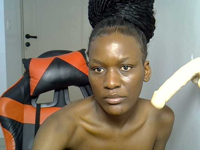 Dinah-6 live cam on BongaCams