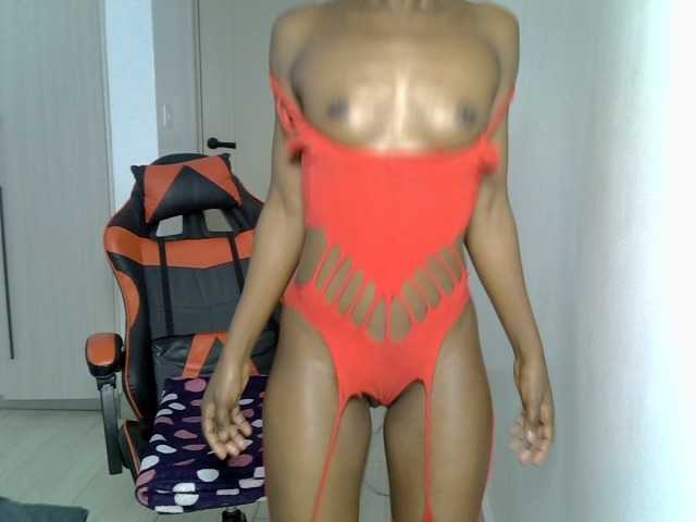 Dinah-6 live cam on BongaCams