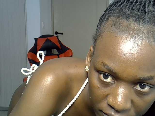 Dinah-6 live cam on BongaCams