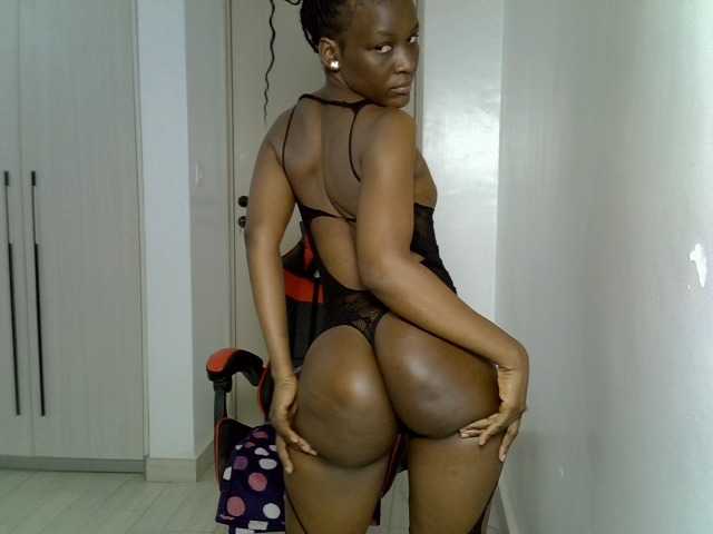 Dinah-6 live cam on BongaCams