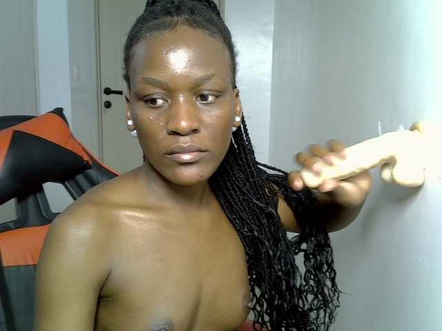 Dinah-6 live cam on BongaCams