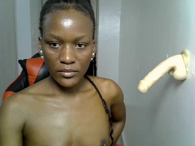 Dinah-6 live cam on BongaCams