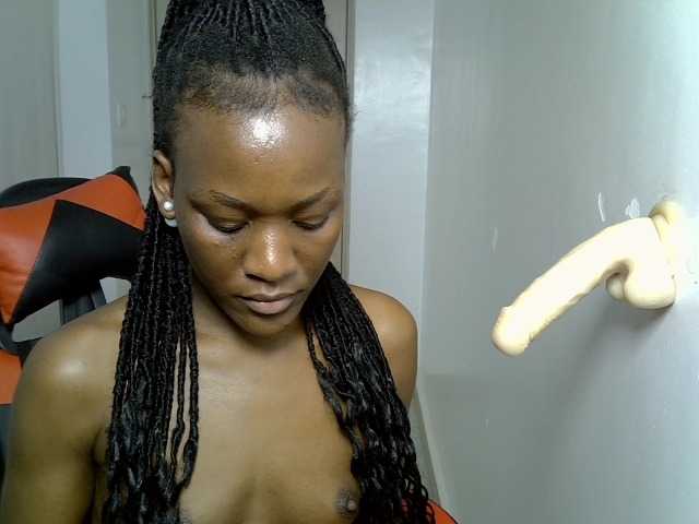 Dinah-6 live cam on BongaCams
