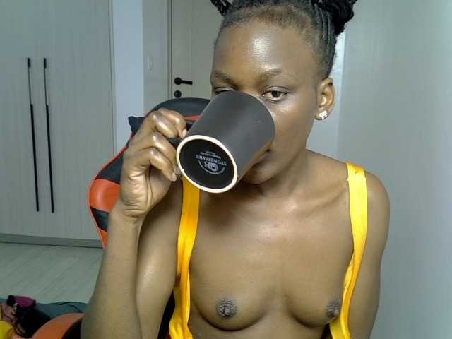 Dinah-6 live cam on BongaCams