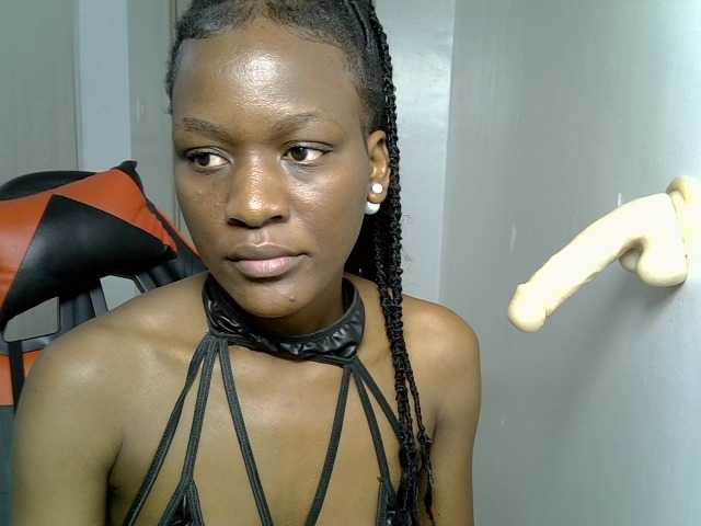 le modèle Dinah-6 est en webcam porno dans un show sur le site bongacams, il possède les tags suivants: Ebony,Brunette,Trimmed