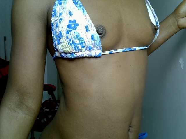 Dinah-6 live cam on BongaCams