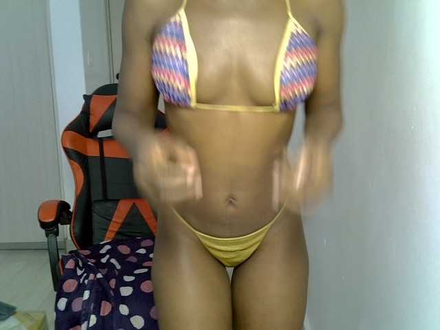 Dinah-6 live cam on BongaCams