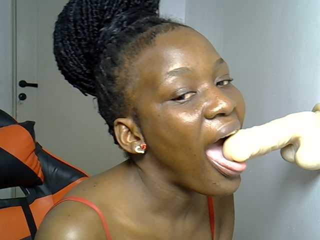 Dinah-6 live cam on BongaCams
