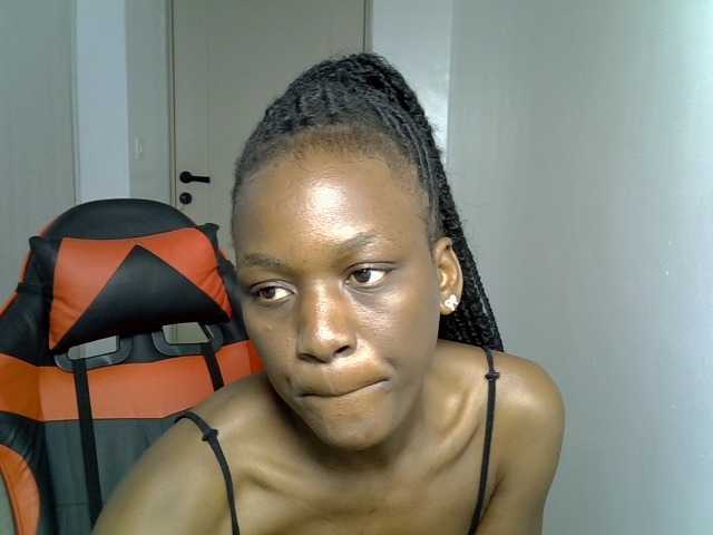 Dinah-6 live cam on BongaCams