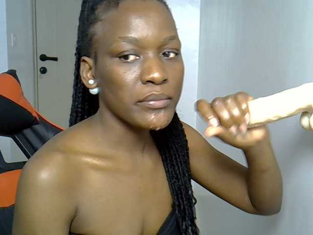 Dinah-6 live cam on BongaCams