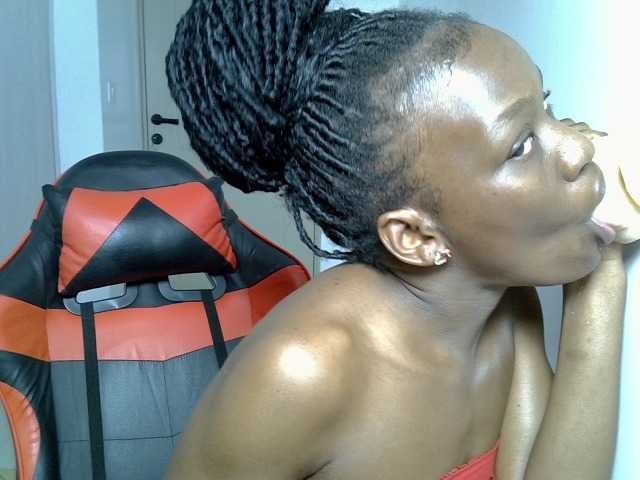 Dinah-6 live cam on BongaCams