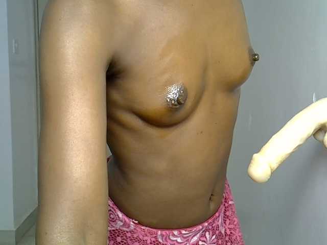 Dinah-6 live cam on BongaCams