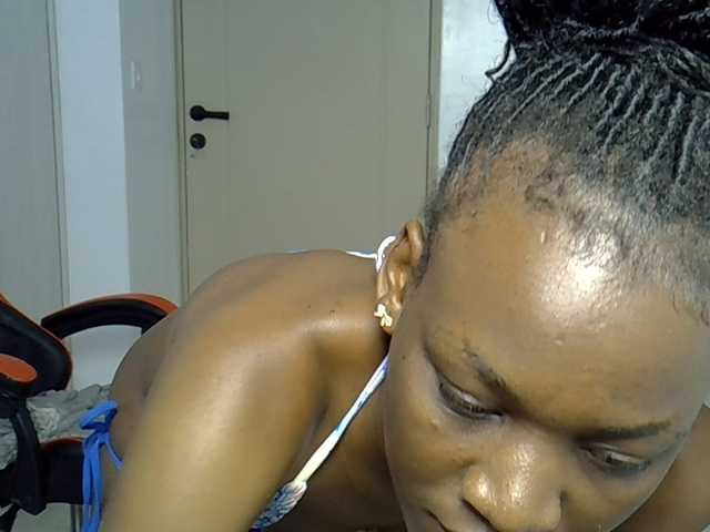 Dinah-6 live cam on BongaCams