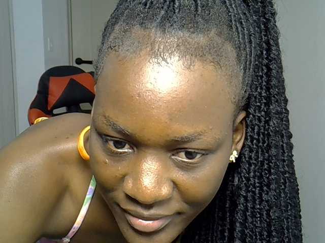 Dinah-6 live cam on BongaCams