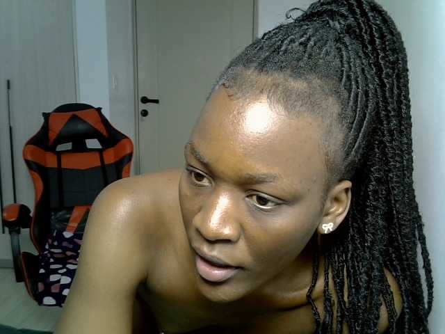 Dinah-6 live cam on BongaCams