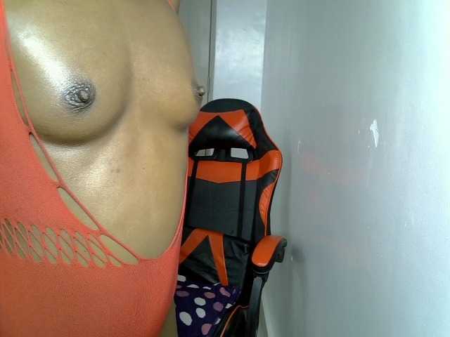 Dinah-6 live cam on BongaCams