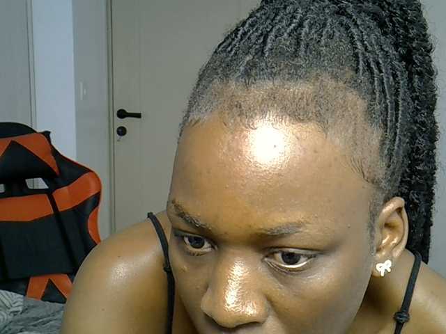 Dinah-6 live cam on BongaCams