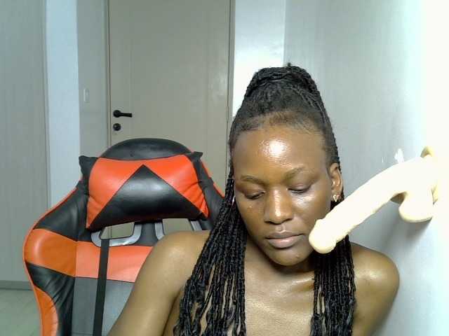 Dinah-6 live cam on BongaCams