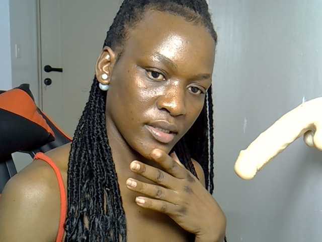 Dinah-6 live cam on BongaCams