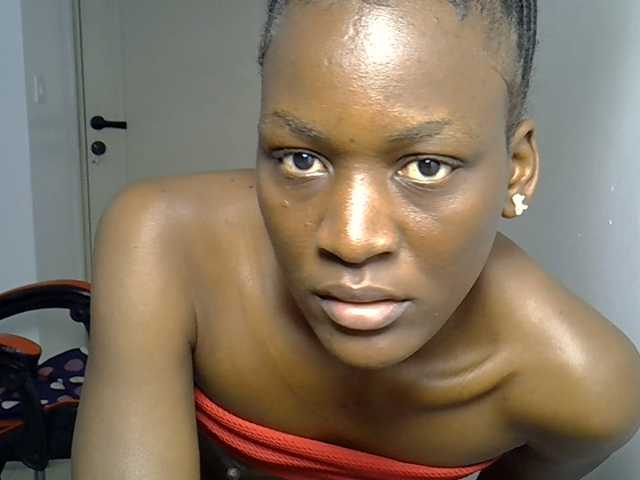 Dinah-6 live cam on BongaCams