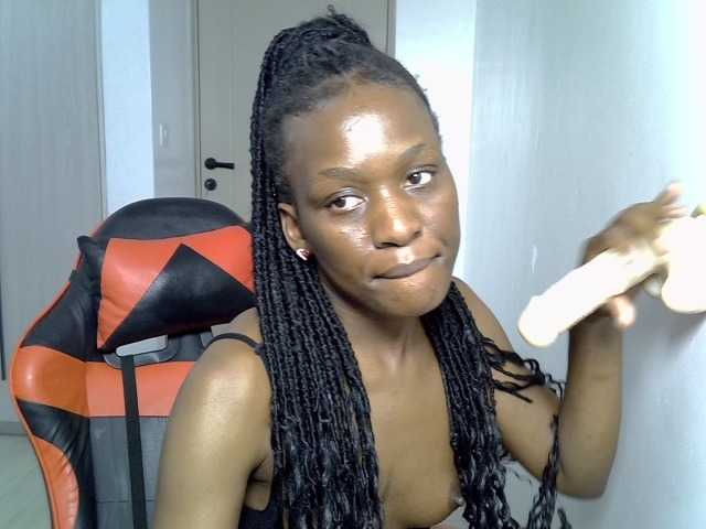 Dinah-6 live cam on BongaCams