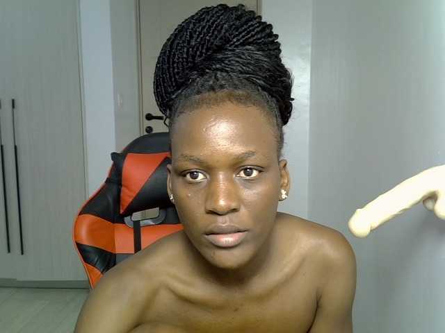 Dinah-6 live cam on BongaCams