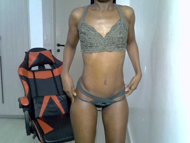 Dinah-6 live cam on BongaCams