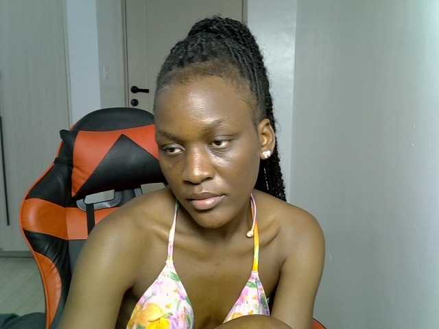 Dinah-6 live cam on BongaCams