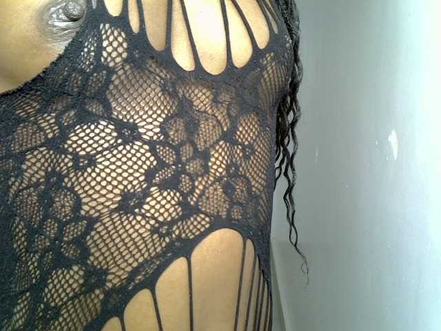 Dinah-6 live cam on BongaCams
