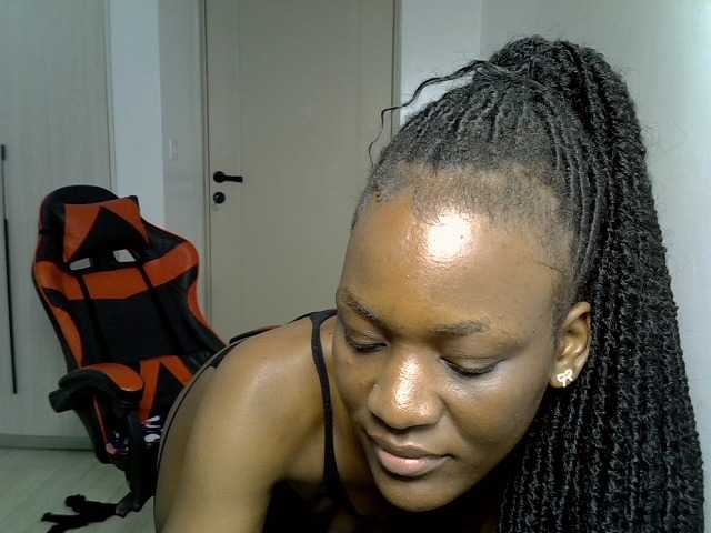 Dinah-6 live cam on BongaCams