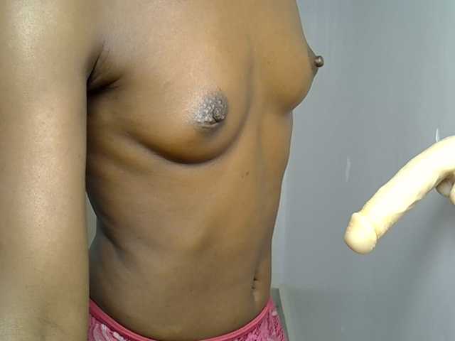 Dinah-6 live cam on BongaCams