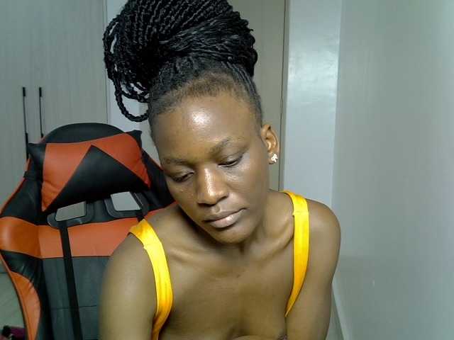 Dinah-6 live cam on BongaCams