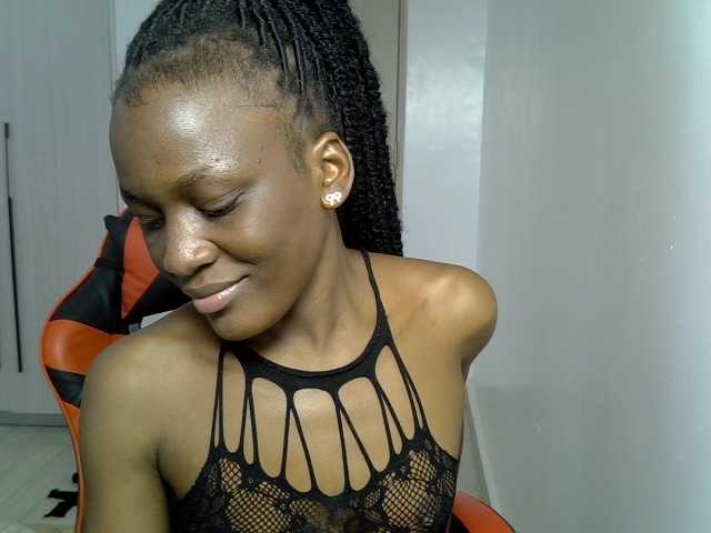 Dinah-6 live cam on BongaCams