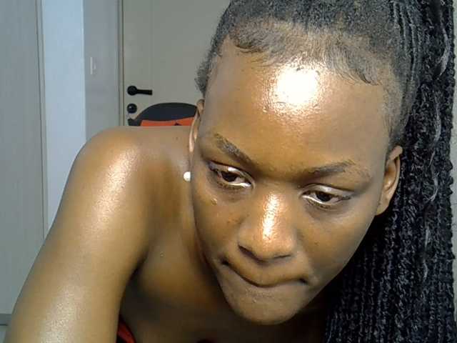 Dinah-6 live cam on BongaCams