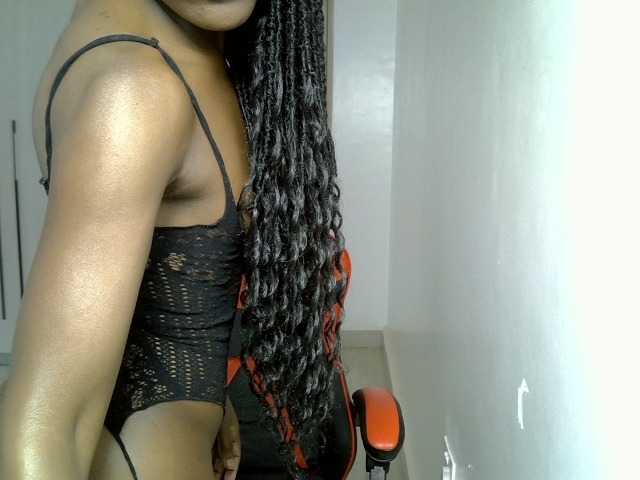 Dinah-6 live cam on BongaCams