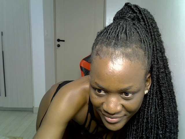 Dinah-6 live cam on BongaCams