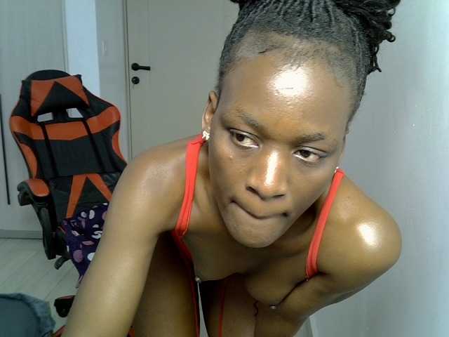 Dinah-6 live cam on BongaCams